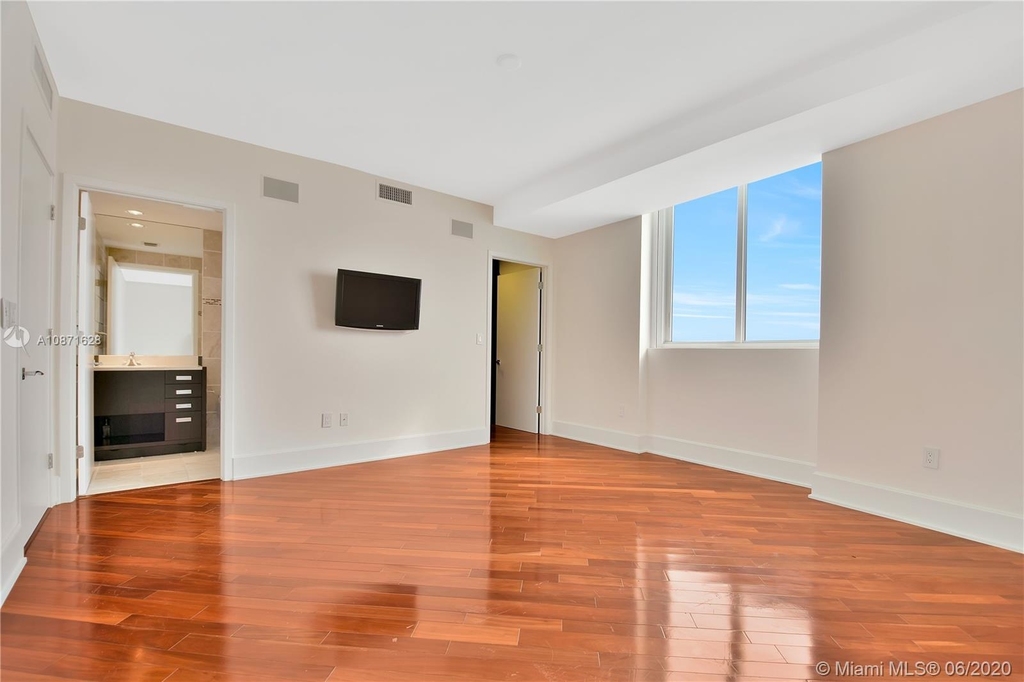 18201 Collins Ave - Photo 18