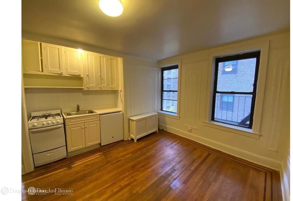 398 East 52nd St - Photo 2