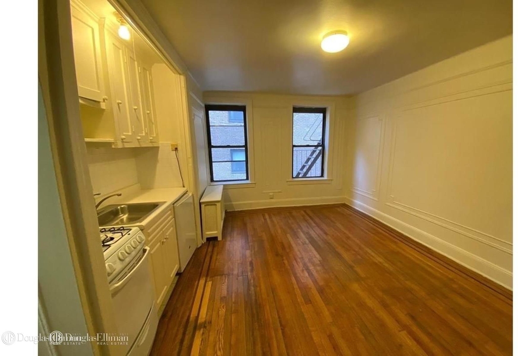 398 East 52nd St - Photo 1