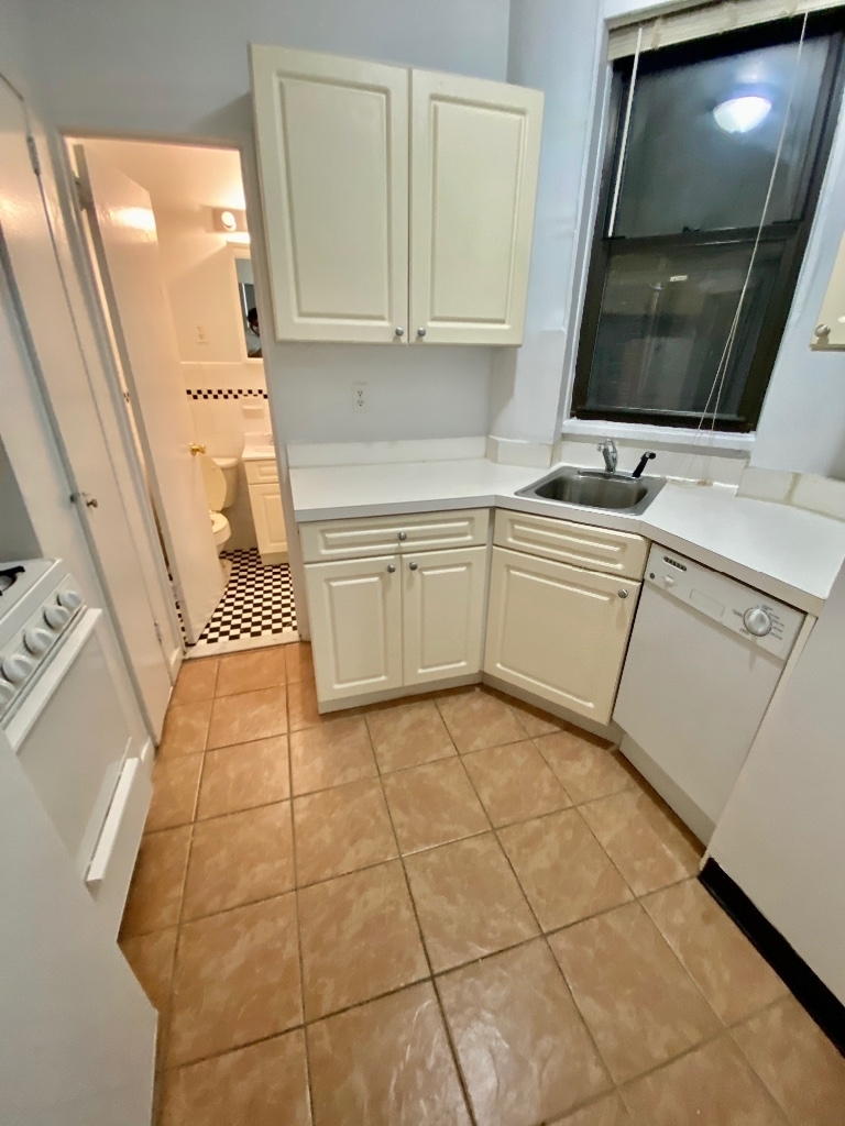 304 East 38th Street - Photo 2