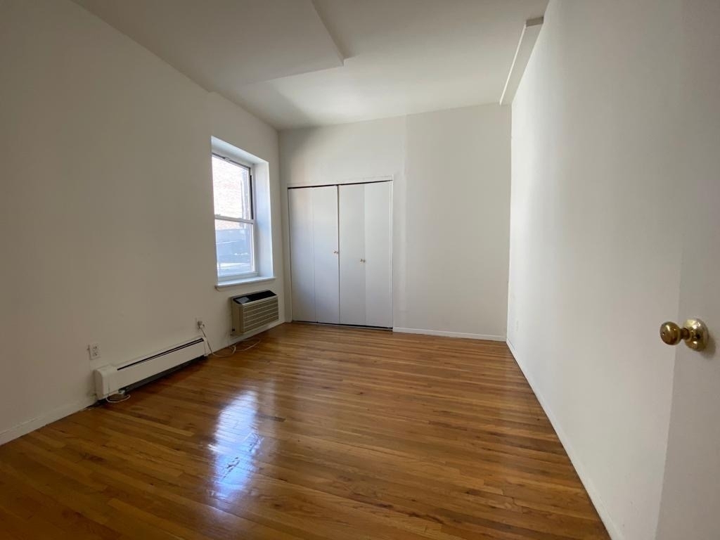 220 East 25th Street - Photo 8