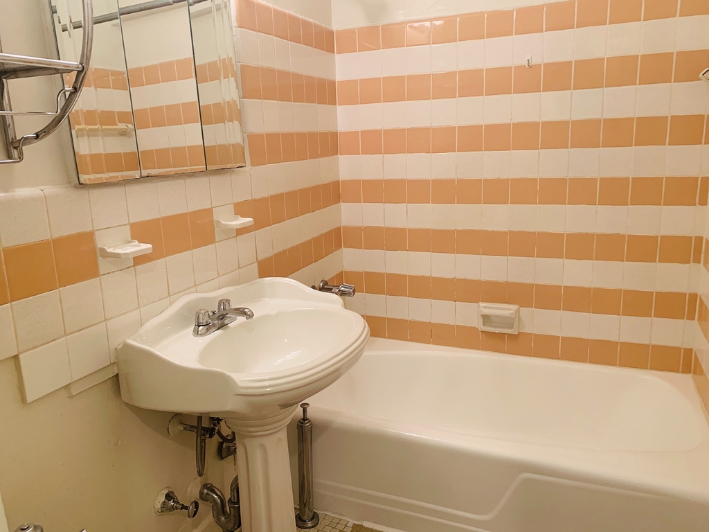 855 East 7 Street - Photo 4