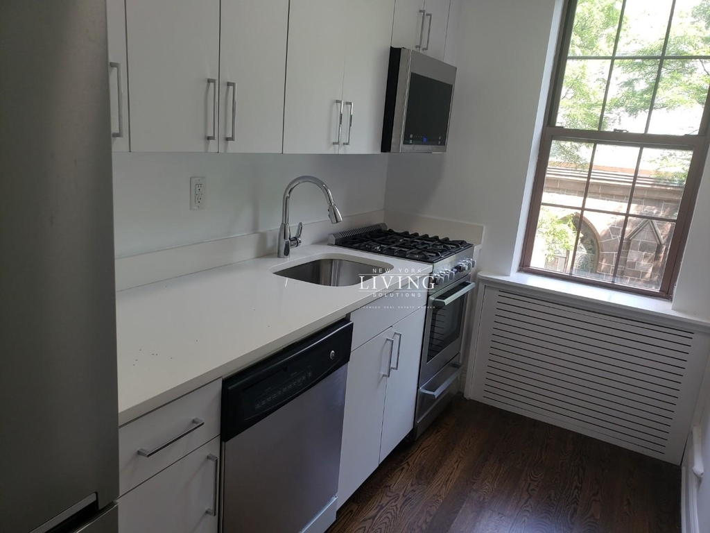 No fee & Free rent + Great price in Brooklyn heights, elevator, laundry room and super on site - Photo 1