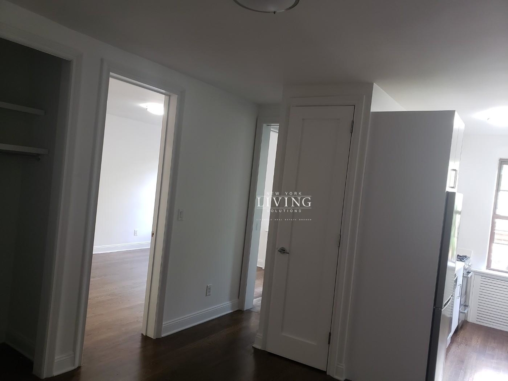 No fee & Free rent + Great price in Brooklyn heights, elevator, laundry room and super on site - Photo 2