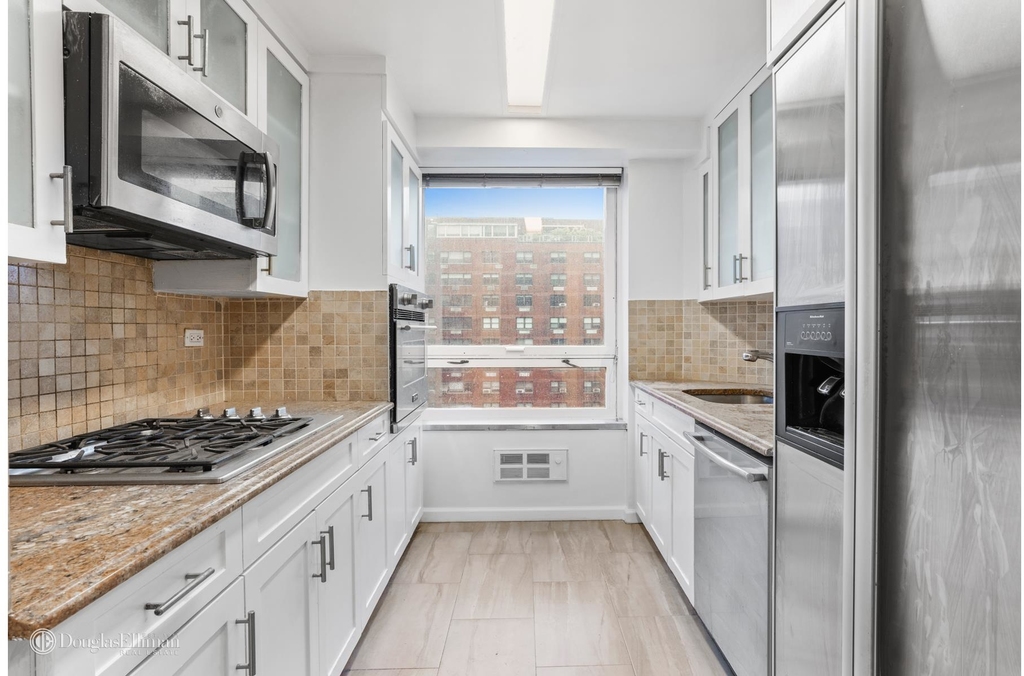 415 East 54th St - Photo 8