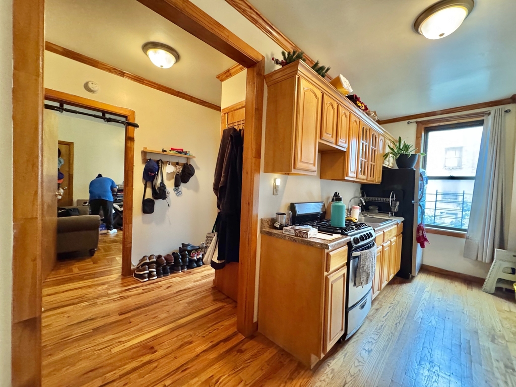 280 Crown Street - Photo 2