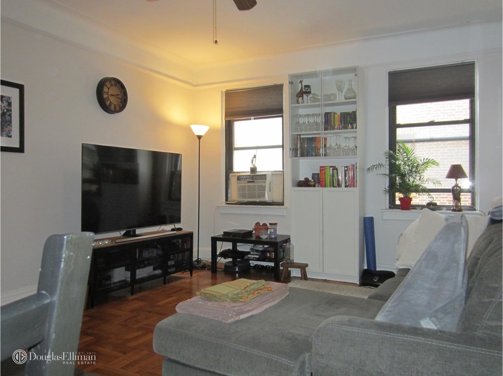 402 Bay Ridge Pkwy - Photo 0