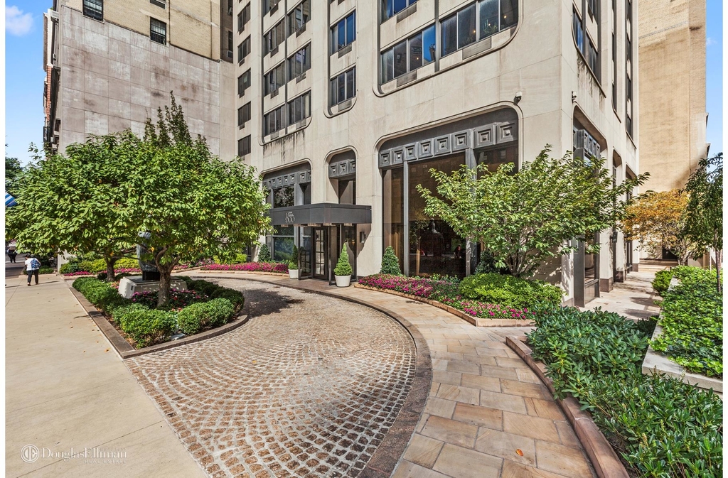 900 Park Avenue - Photo 2