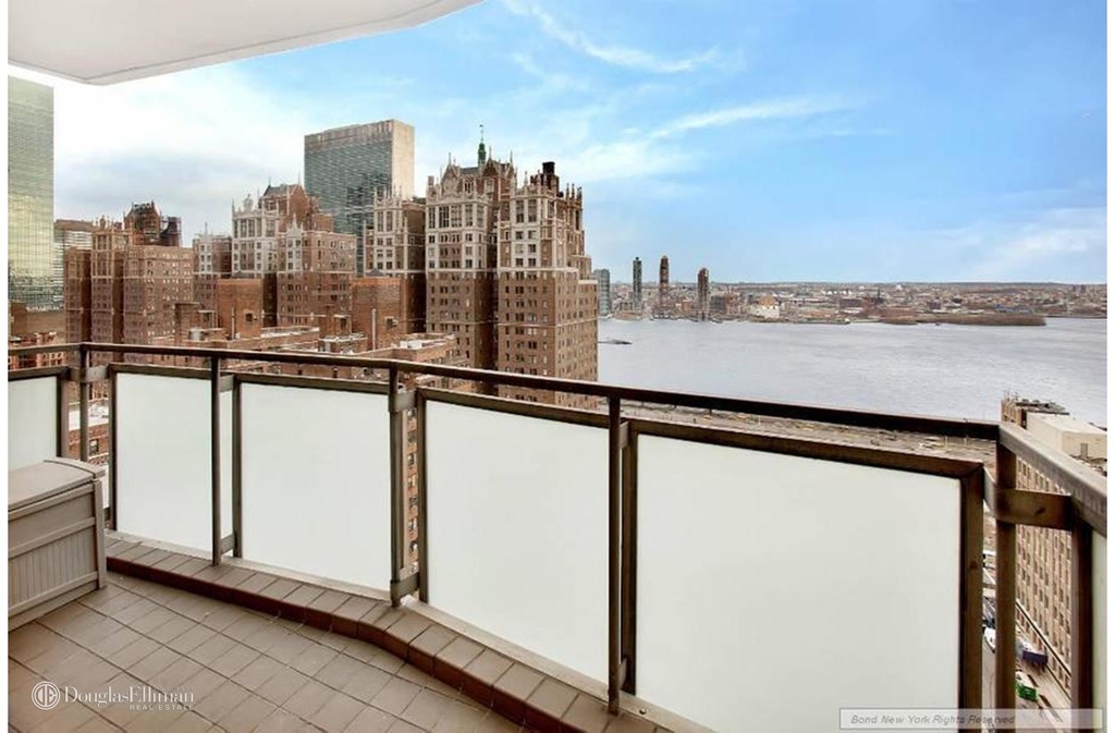 300 East 40th St - Photo 3