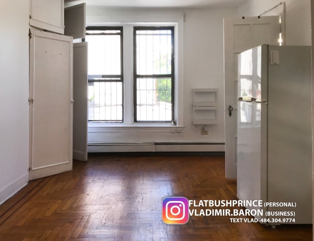 262 Vanderbilt Avenue - Photo 2