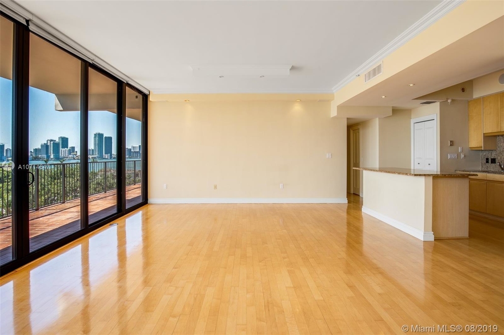 1000 Venetian Way - Photo 3