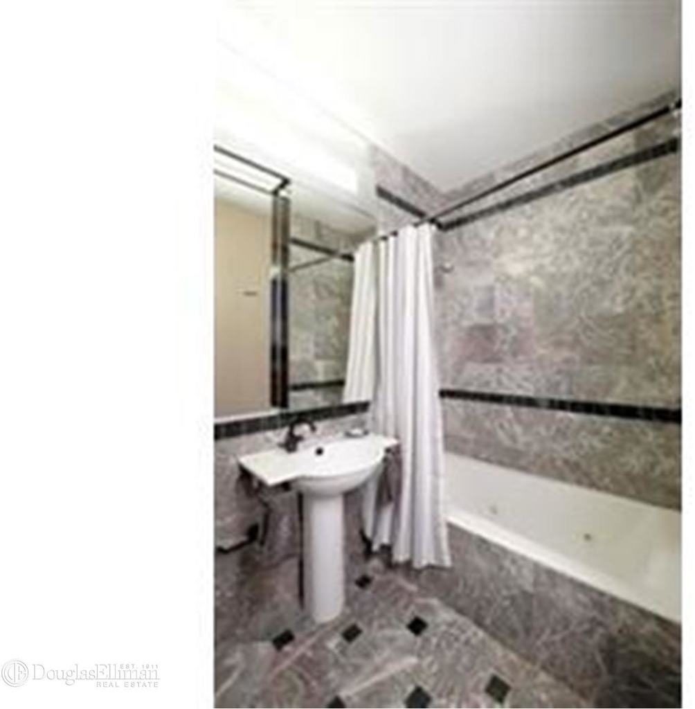 250 East 54th St - Photo 4