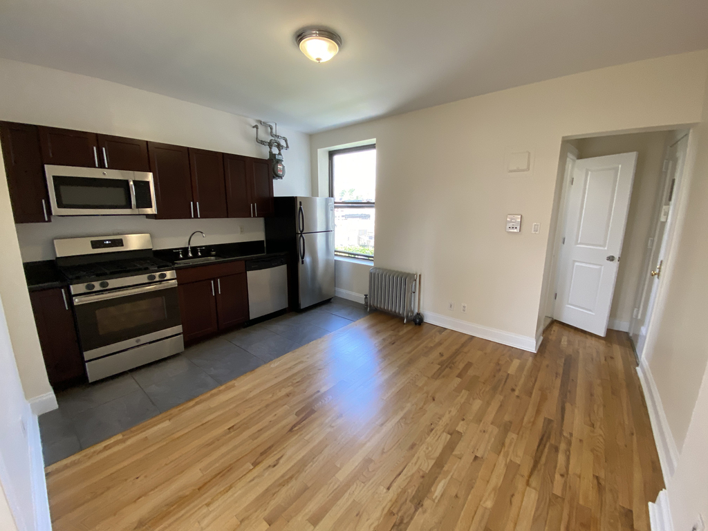 209 West 11th Street - Photo 3