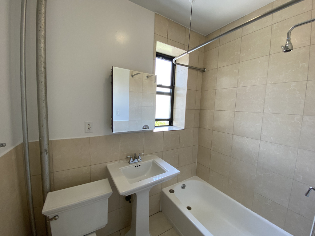 209 West 11th Street - Photo 4