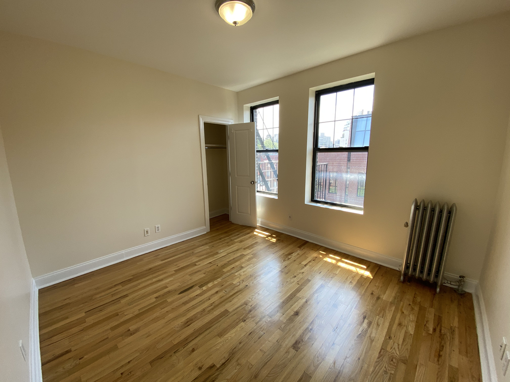 209 West 11th Street - Photo 2