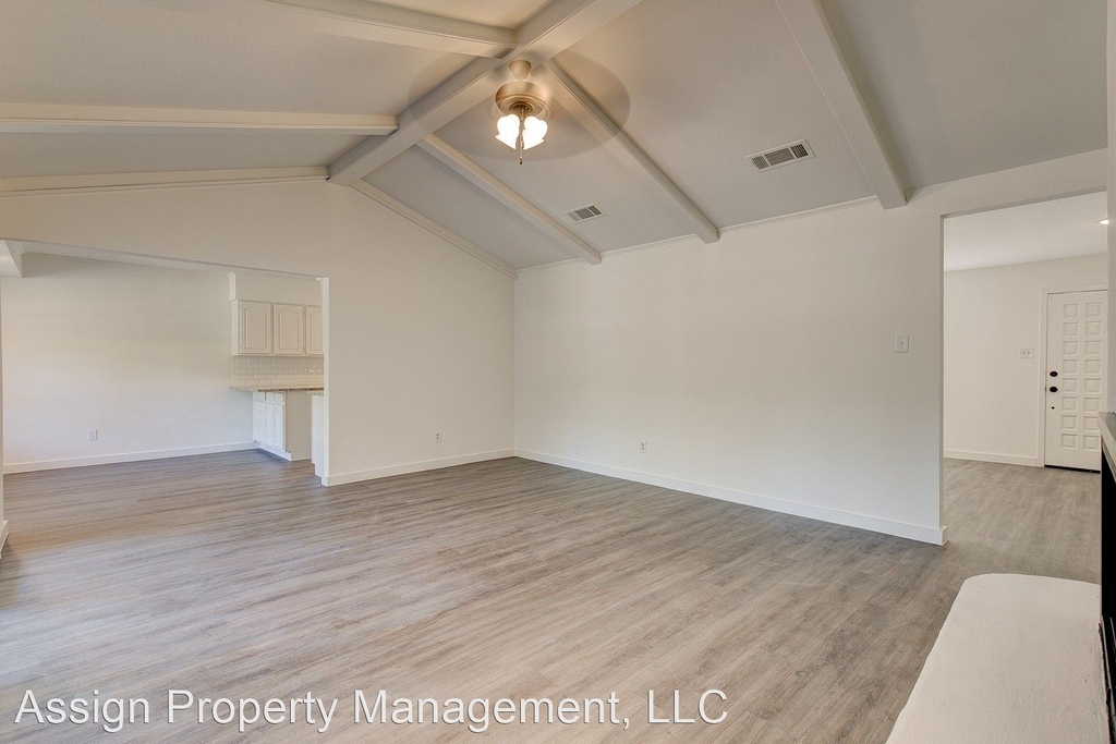 1810 Winewood Lane - Photo 2