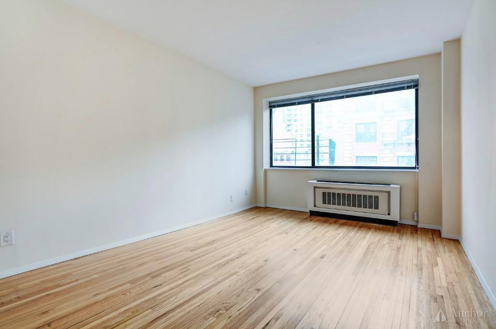 8 avenue 52 st - Photo 1