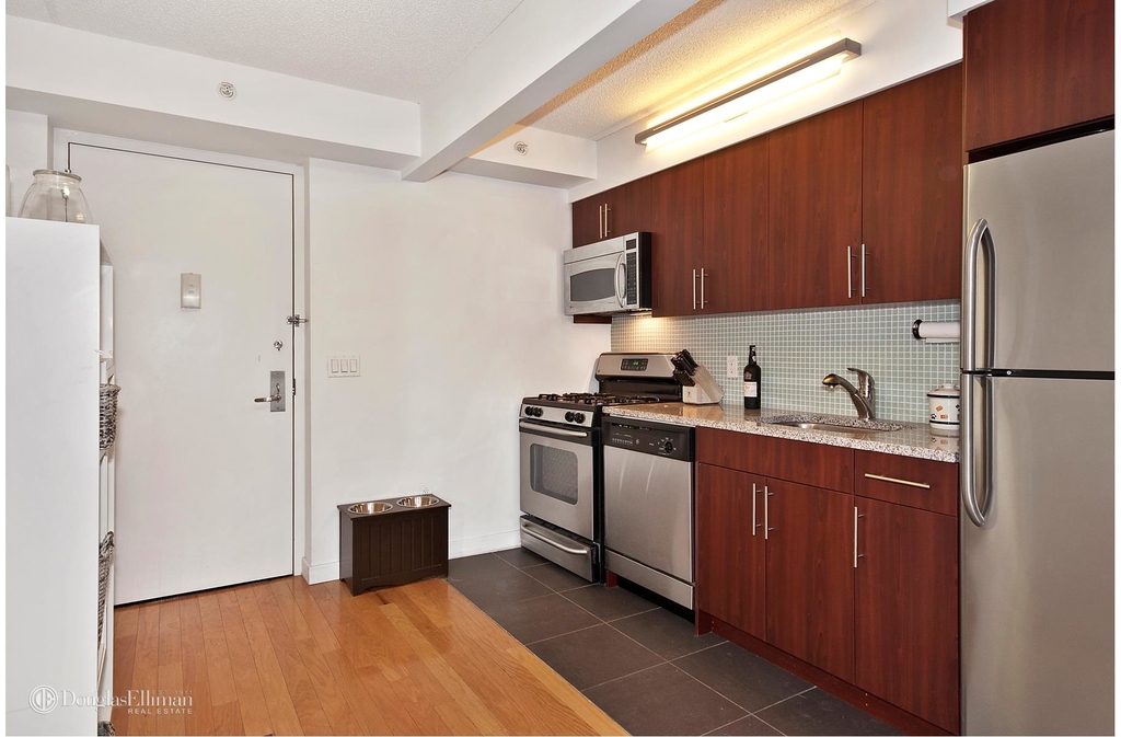 555 West 23rd St - Photo 4