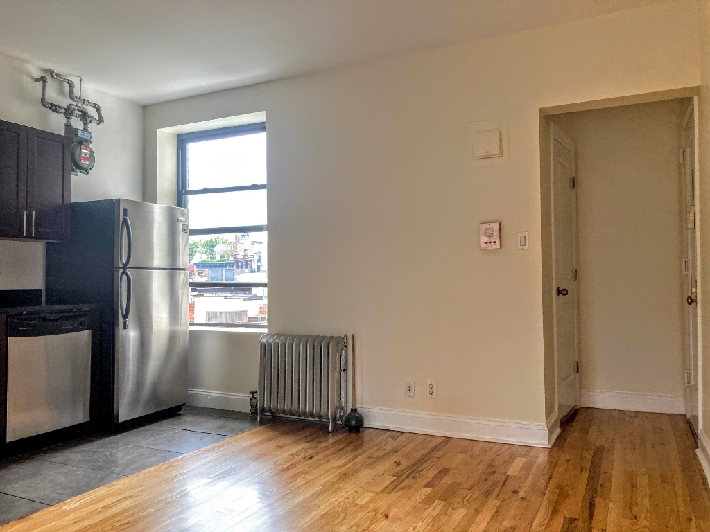 207 West 11th st - Photo 4