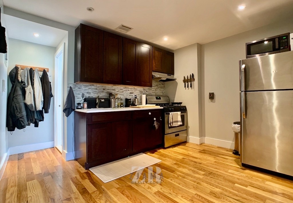 1069 Bergen Street - Photo 2