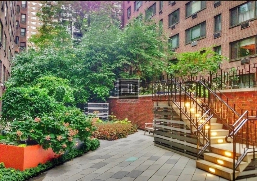 425 East 63rd Street - Photo 2