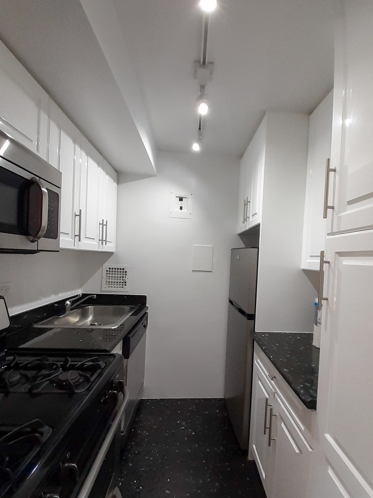 305 WEST 13TH STREET - Photo 2