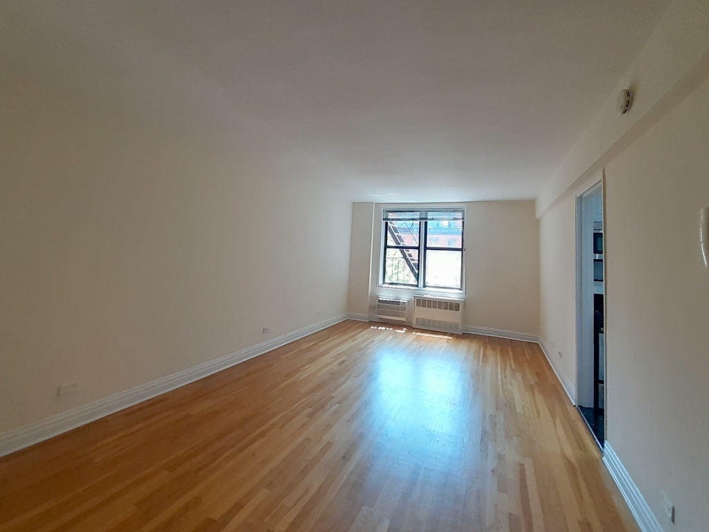 305 WEST 13TH STREET - Photo 0