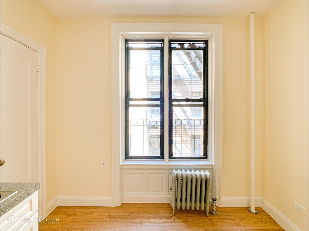 305 West 45th St - Photo 3