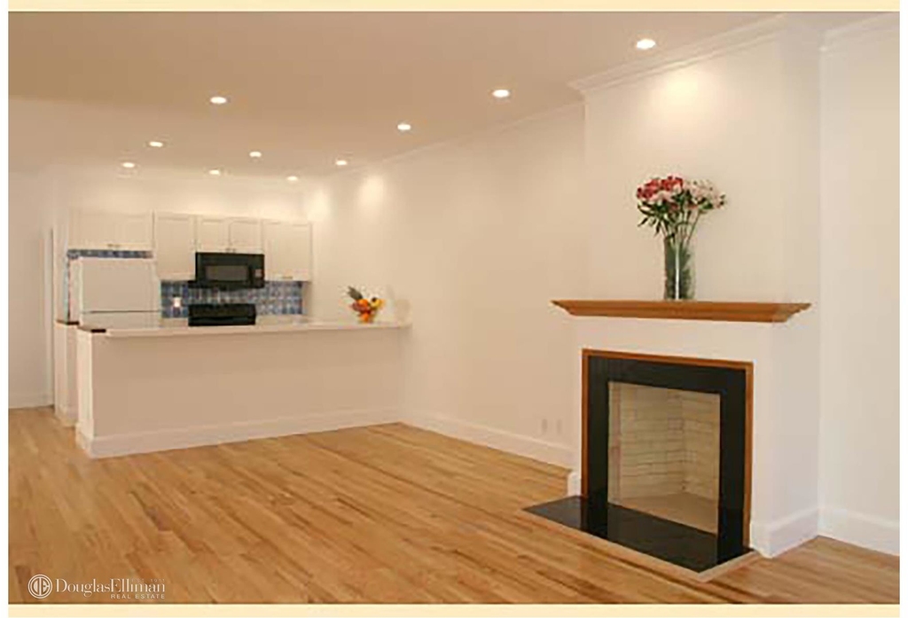 315 East 81st St - Photo 2