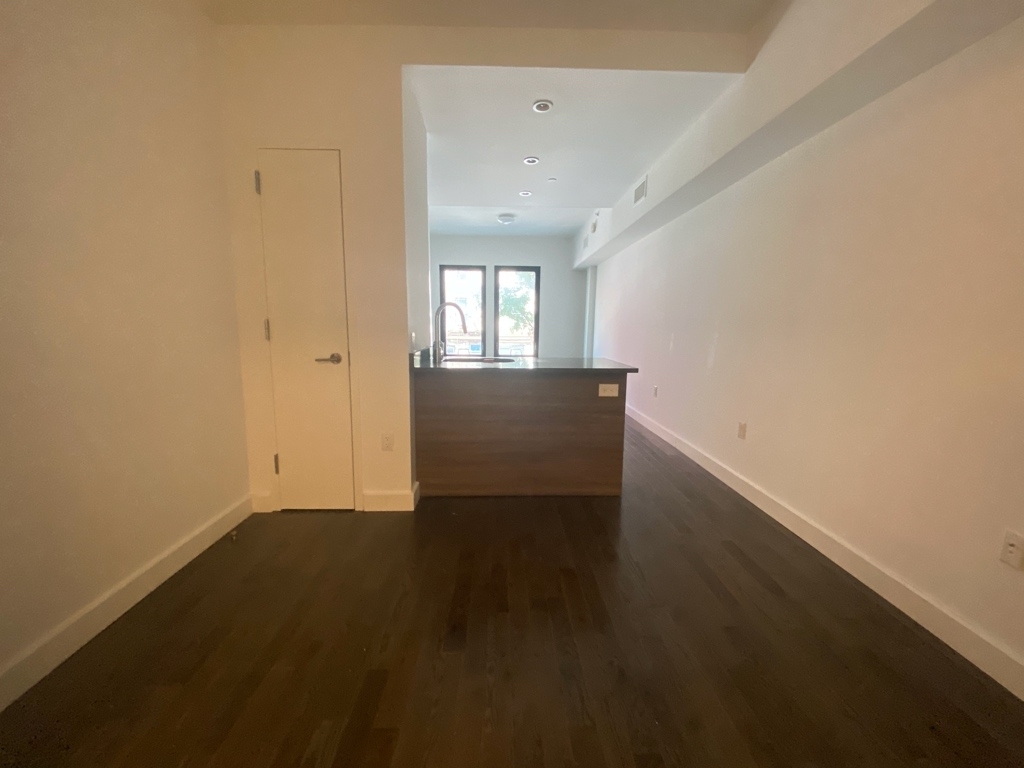 186 Greenpoint Avenue - Photo 4