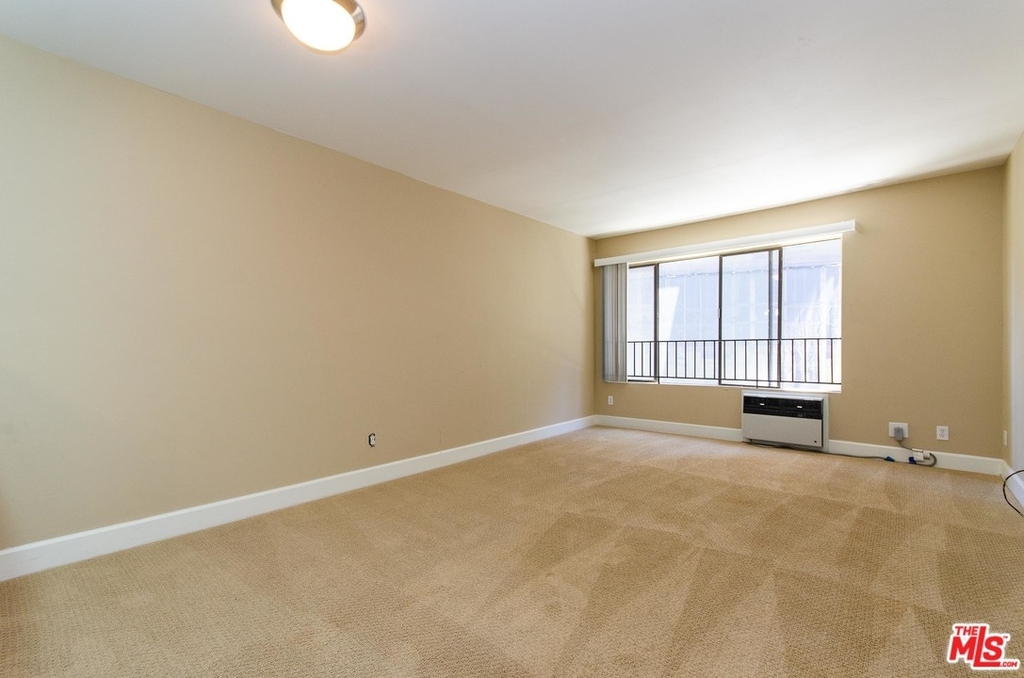 10982 Ave Roebling - Photo 1