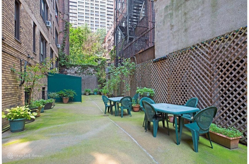 339 East 58th St - Photo 6