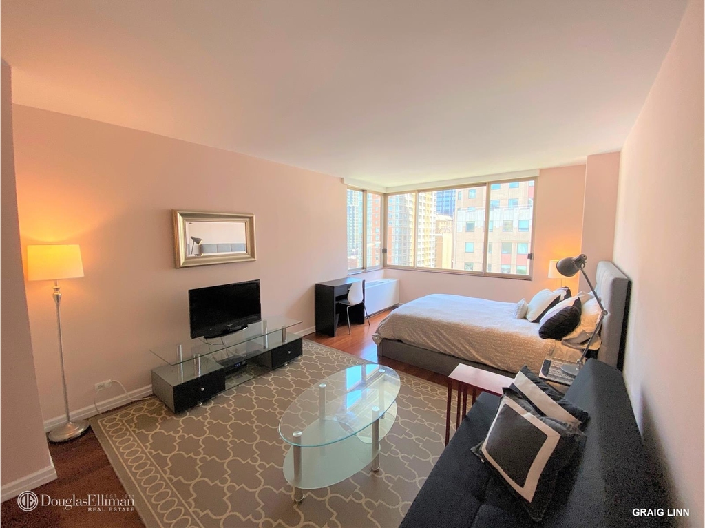 350 West 50th Street - Photo 1