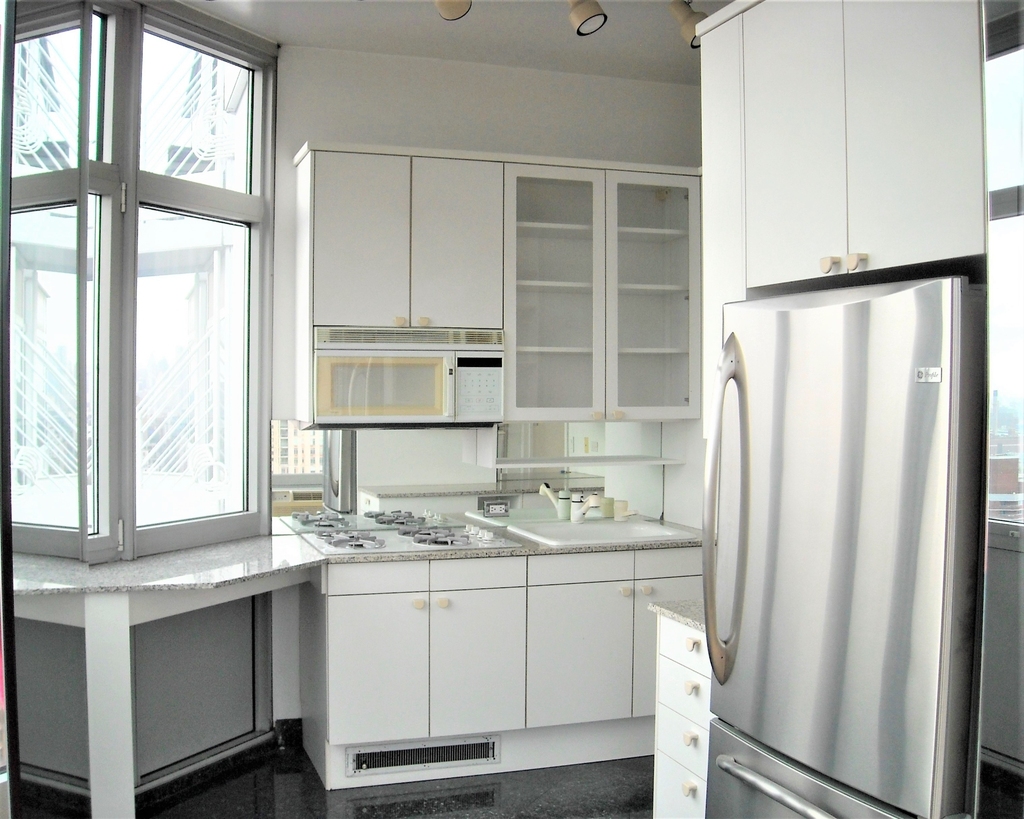 200 East 32nd Street - Photo 4