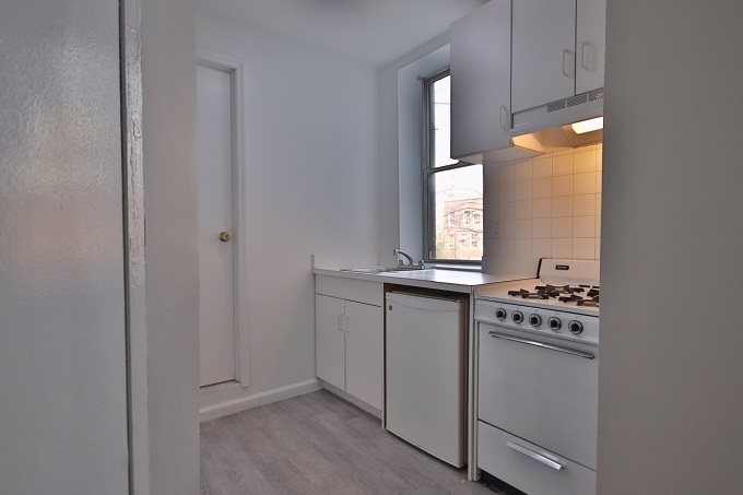 543 East 5th Street - Photo 2