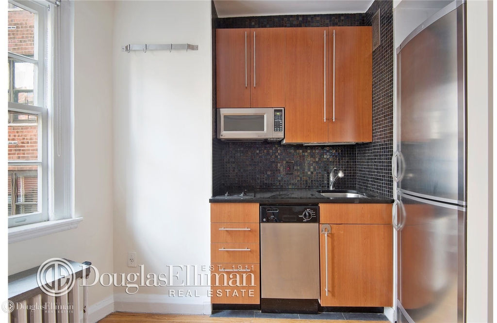 304 East 41st St - Photo 3