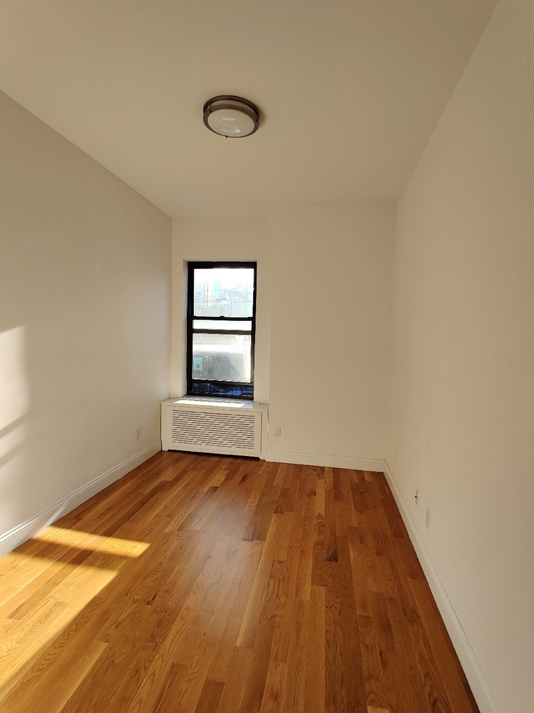 Broadway/74 - Photo 2