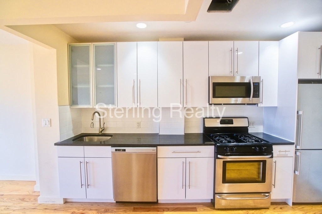 23-19 Astoria Boulevard - Photo 1