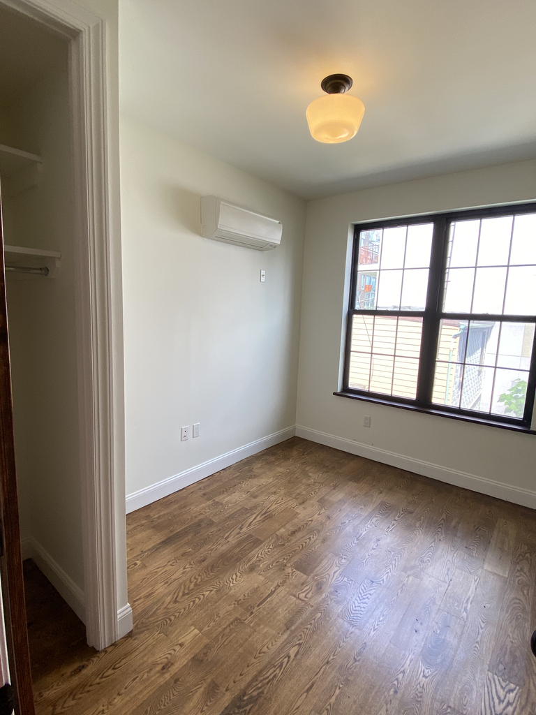 686 Lorimer Street - Photo 3