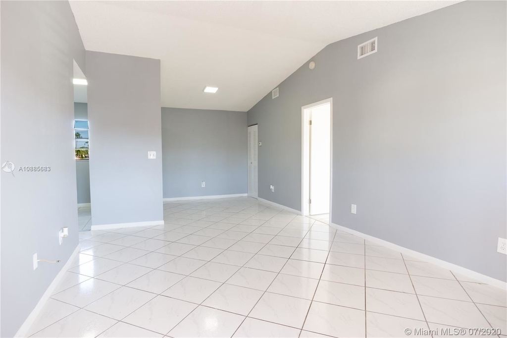 18216 Mediterranean Blvd - Photo 9