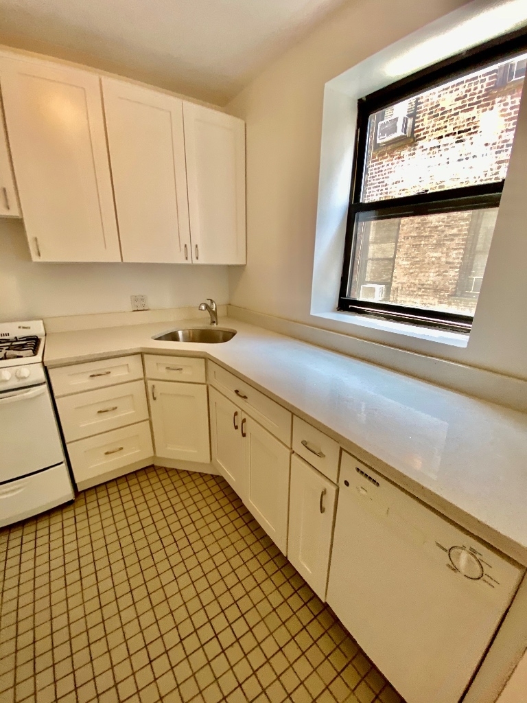 506 Amsterdam Avenue - Photo 2