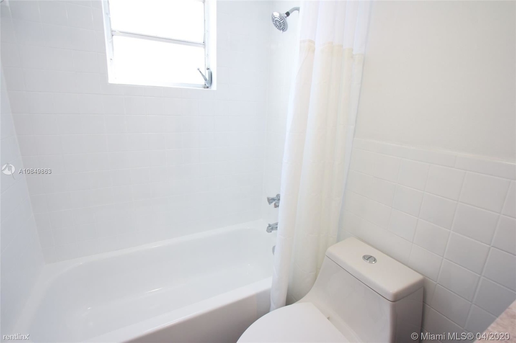 435 Ne 23rd St - Photo 3