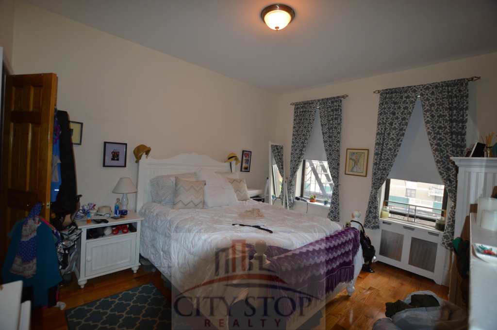 722 Amsterdam Avenue - Photo 0