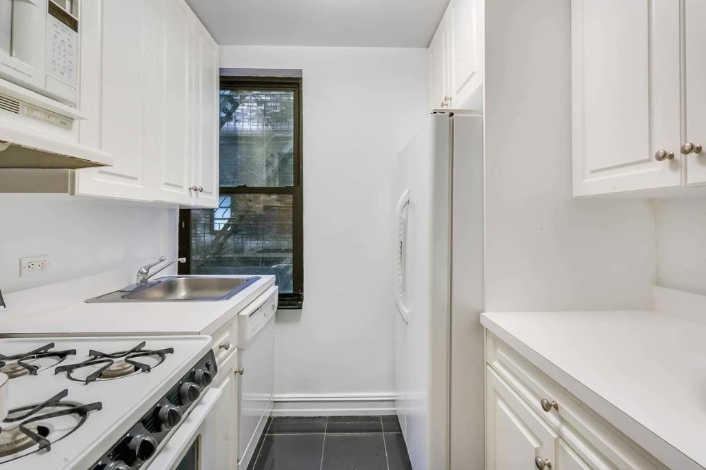 235 East 46th Street - Photo 5