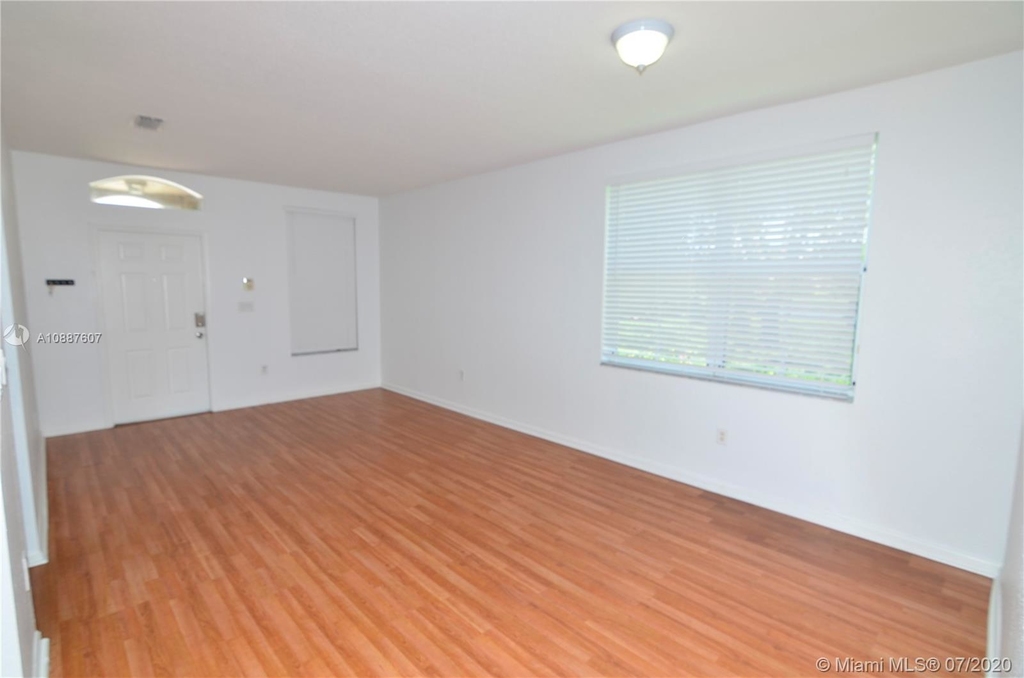 112 Riverwalk Cr - Photo 2