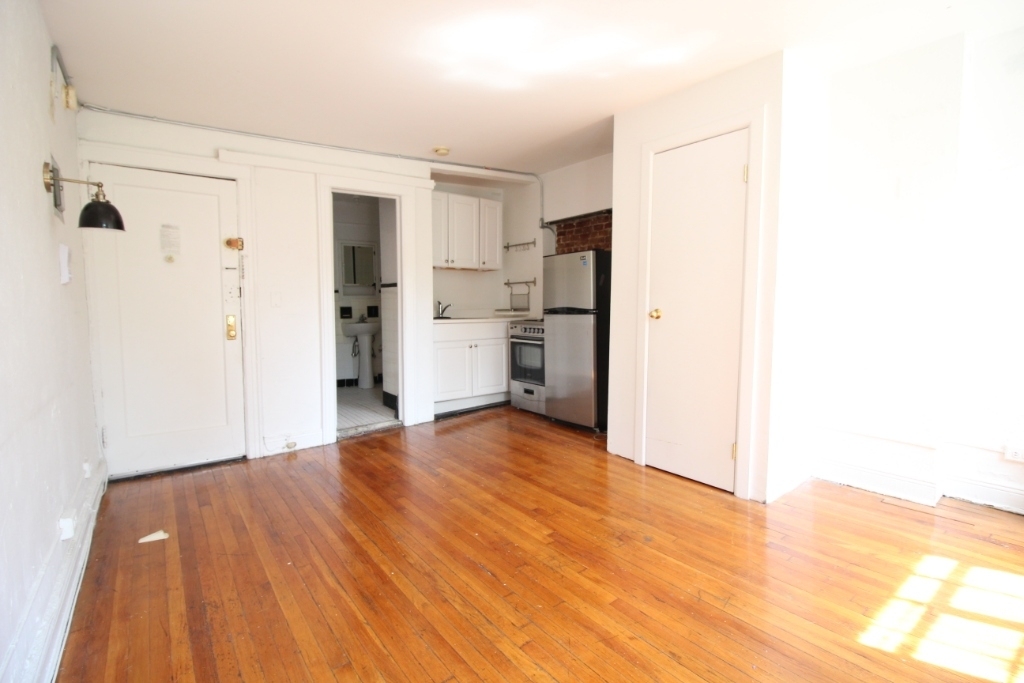 323 West 4th Street - Photo 0