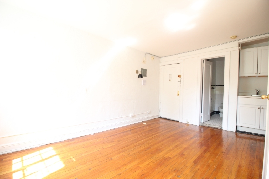 323 West 4th Street - Photo 3