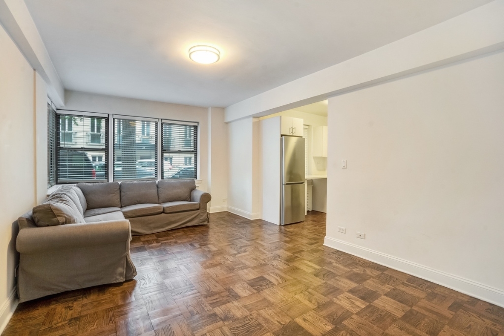 20 Beekman Place - Photo 2