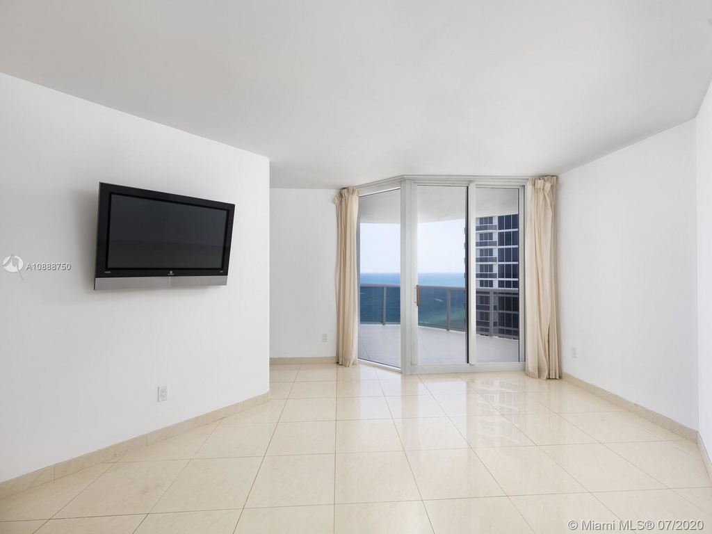 4779 Collins Ave - Photo 4