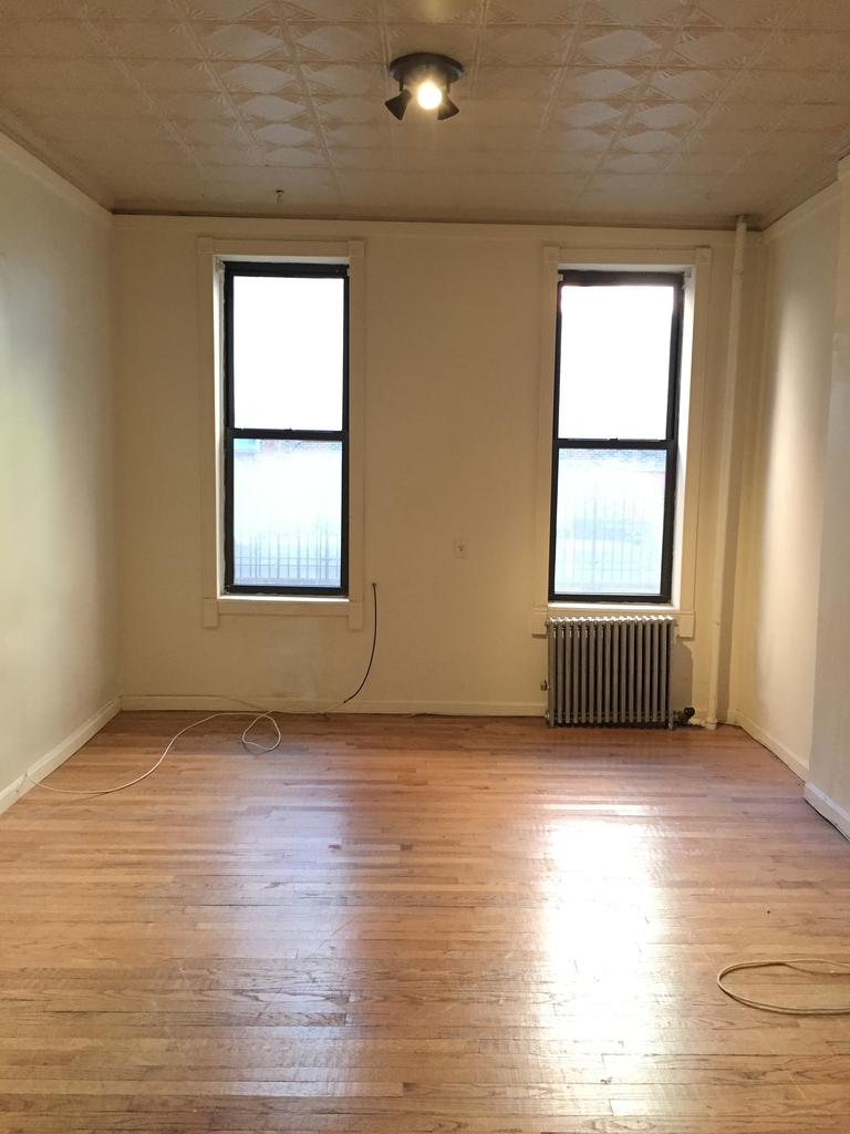 607 East 11th Street - Photo 1